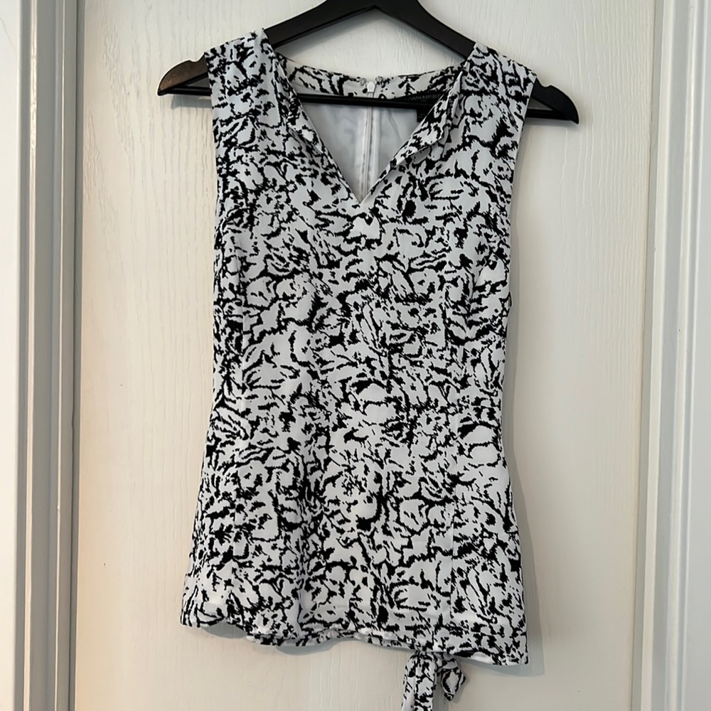 Wm’s Banana Republic Sleeveless Tie Waist Top Black/White Size 4